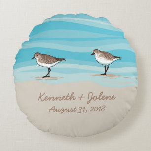 Sandpiper am Strand Hochzeitdatums Namen in Sand Rundes Kissen
