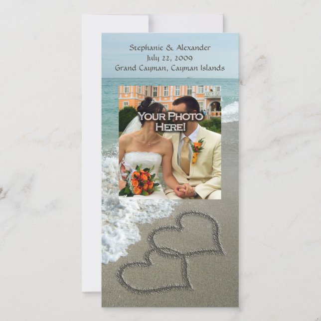 Sandschrift am Strand, ineinander greifende Herzen Save The Date (Vorderseite)