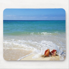 Sandstrand am Meer weht über Muscheln oder Ihr Fot Mousepad