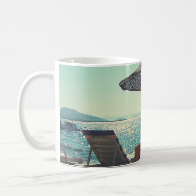 Sandstrand an einem sonnigen Nachmittag mit Sonnen Kaffeetasse (Links)