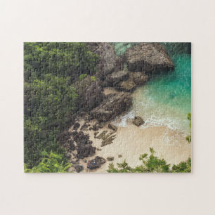 Sandstrand mit grünen Bäumen, Felsen und Ozean