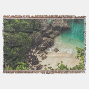 Sandstrand mit grünen Bäumen, Felsen und Ozean Decke