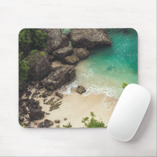 Sandstrand mit grünen Bäumen, Felsen und Ozean Mousepad