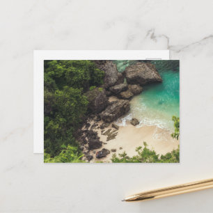 Sandstrand mit grünen Bäumen, Felsen und Ozean Postkarte
