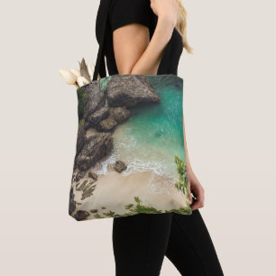 Sandstrand mit grünen Bäumen, Felsen und Ozean Tasche