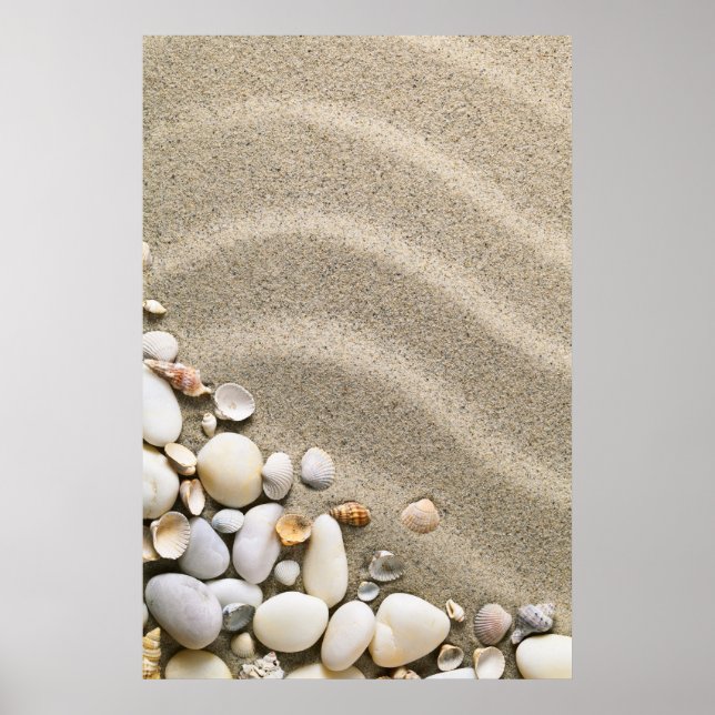 Sandstrand mit Muscheln und Steinen Poster (Vorne)