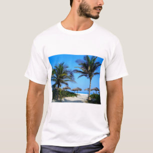 Sandstrand mit Palmen und Meerblick T-Shirt