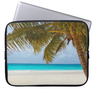 Sandstrand mit türkisem Wasser und Palme Laptopschutzhülle