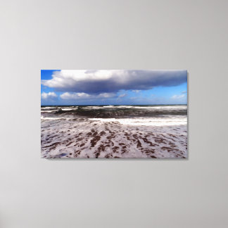 Sandstrand, Wolken am blauen Himmel. Malerei. Leinwanddruck