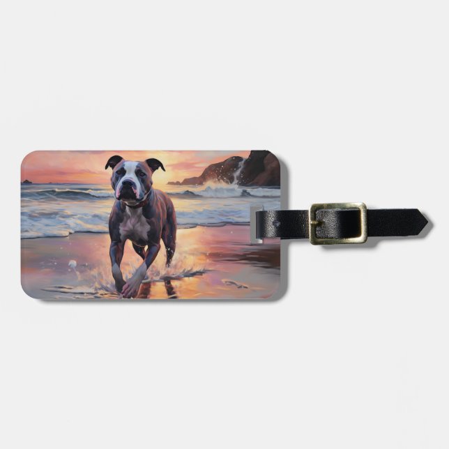 Sandy American Staffordshire Dog on Beach Sunset Gepäckanhänger (Vorderseite horizontal)