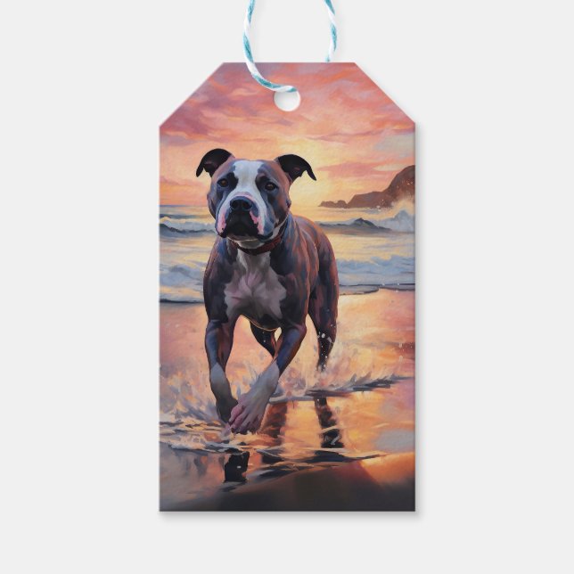 Sandy American Staffordshire Dog on Beach Sunset Geschenkanhänger (Vorderseite)