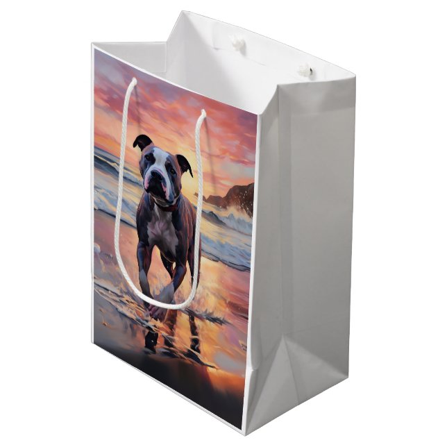 Sandy American Staffordshire Dog on Beach Sunset Mittlere Geschenktüte (Vorderseite Schrägansicht)