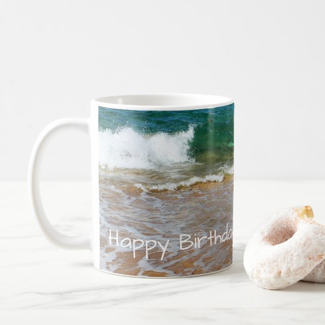 Sandy Beach and Waves Happy Birthday Tasse (Mit Donut)