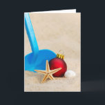 Sandy Beach Christmas Feiertagskarte<br><div class="desc">Ein Sandstrand mit einem Weihnachtsschmuck,  der einen warmen Wetterurlaub darstellt. Perfekte Karte,  um von Ihrem warmen Wetter Urlaub oder Ort zu senden! Komplett anpassbar für Sie zu personalisieren,  wie Sie möchten!</div>