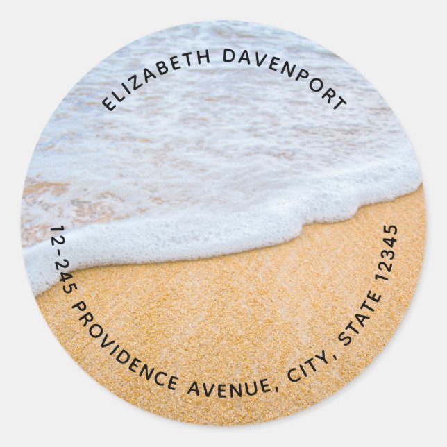 Sandy Beach mit Foamy Surf-Adresse Runder Aufkleber (Vorderseite)