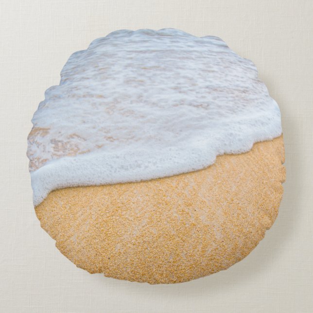 Sandy Beach mit Foamy Surf Rundes Kissen (Vorderseite)