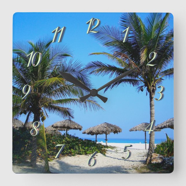 Sandy Beach With Palm Trees and An Ocean View Squa Quadratische Wanduhr (Vorderseite)