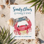 Sandy Claws Crab Warm Wishings Beach Weihnachten<br><div class="desc">Schick einen Feiertagssjubeln mit dieser bezaubernden Weihnachtskarte mit einer niedlichen Krabbe mit einem Treibholzschild,  auf dem steht: "Frohe Weihnachten". Die lustige Unterschrift "Sandy Claws is Coming to Town" ist eine sonnige Drehung auf einem Urlaubssklassiker,  perfekt für Ozeanfreunde und alle,  die Weihnachtsvibes an der Küste genießen. Kunst von KL Stock.</div>