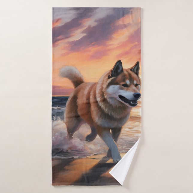 Sandy Paws Akita Chien sur le coucher du soleil de (Serviette de bain)