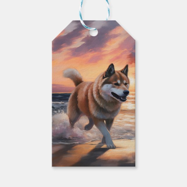 Sandy Paws Akita Dog auf Beach Sunset Geschenkanhänger (Vorderseite)