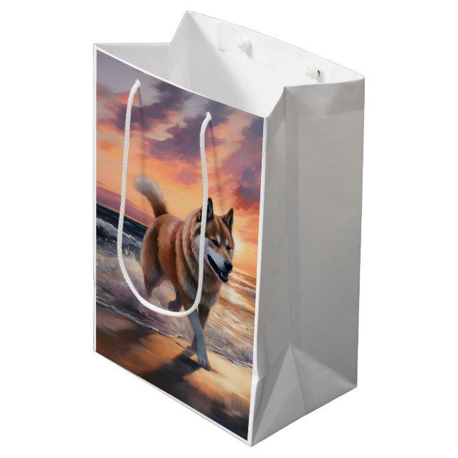Sandy Paws Akita Dog auf Beach Sunset Mittlere Geschenktüte (Vorderseite Schrägansicht)