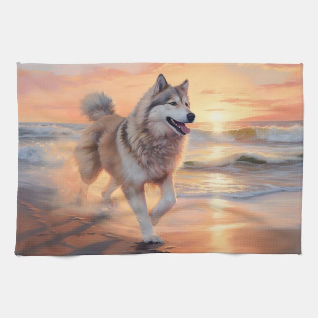Sandy Paws Alaskan Malamute Dog on Beach Sunset Geschirrtuch (Horizontal)