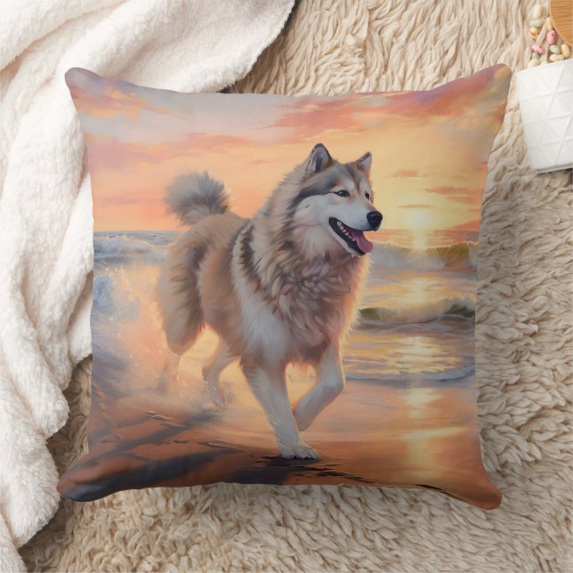 Sandy Paws Alaskan Malamute Dog on Beach Sunset Kissen (Decke)