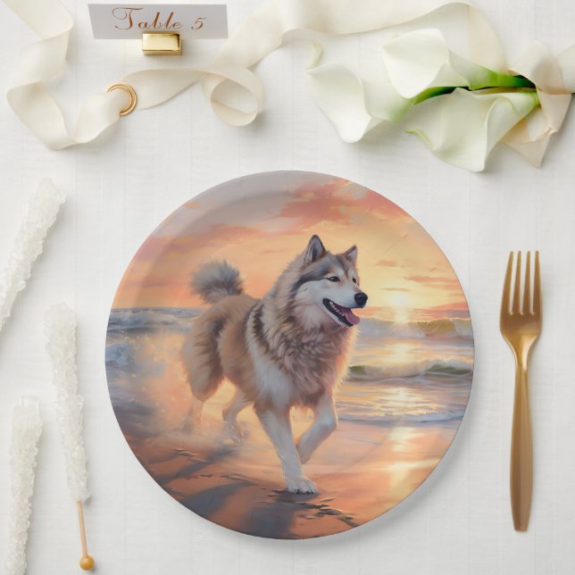Sandy Paws Alaskan Malamute Dog on Beach Sunset Pappteller (Hochzeit)