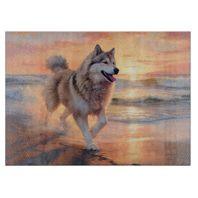 Sandy Paws Alaskan Malamute Dog on Beach Sunset Schneidebrett (Vorderseite)
