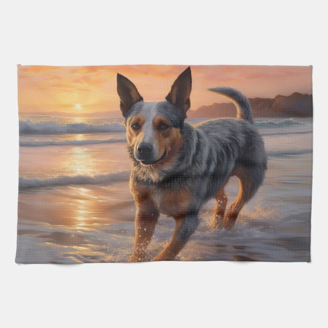 Sandy Paws Australian Cattle Dog on Beach Sunset Geschirrtuch (Horizontal)