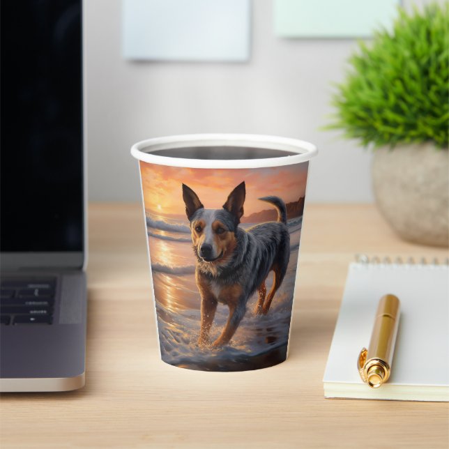 Sandy Paws Australian Cattle Dog on Beach Sunset Pappbecher (InSitu)