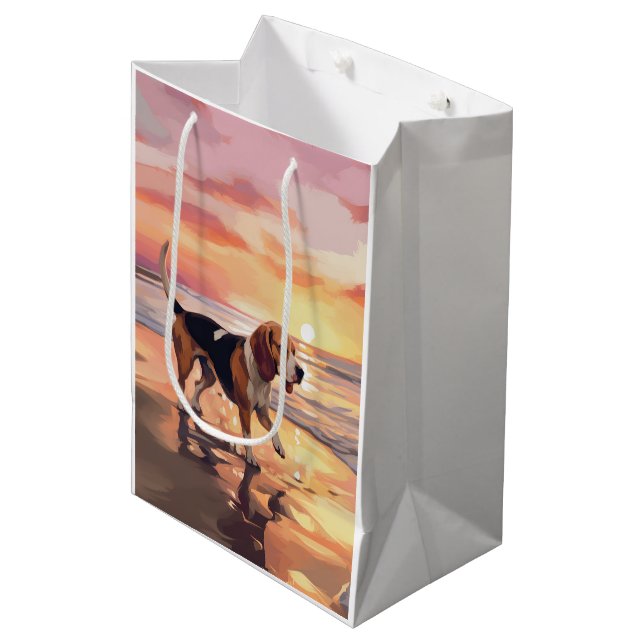 Sandy Paws Beagle Dog on Beach Sunset Mittlere Geschenktüte (Vorderseite Schrägansicht)
