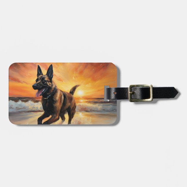 Sandy Paws Belgischer Malinois Hund auf Beach Suns Gepäckanhänger (Vorderseite horizontal)