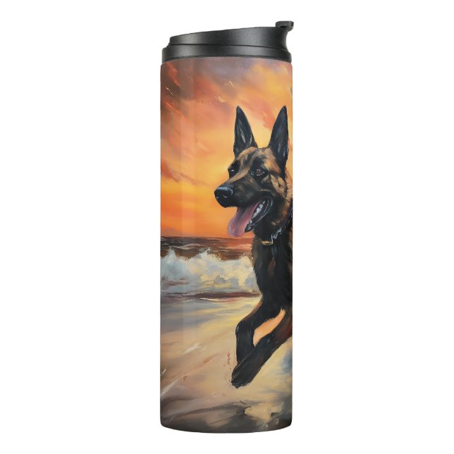 Sandy Paws Belgischer Malinois Hund auf Beach Suns Thermosbecher (Nach links gedreht)