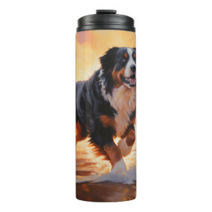 Sandy Paws Berner Sennenhund am Strand bei Sonnenu Thermosbecher