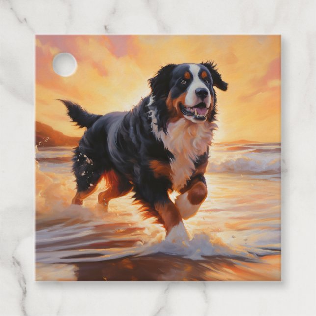 Sandy Paws Bernese Mountain Dog on Beach Sunset Geschenkanhänger (Vorderseite)