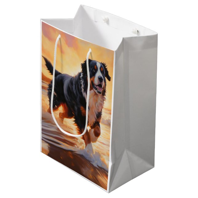 Sandy Paws Bernese Mountain Dog on Beach Sunset Mittlere Geschenktüte (Vorderseite Schrägansicht)