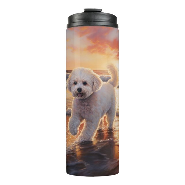 Sandy Paws Bichon Frise Dog on Beach Sunset Thermosbecher (Vorderseite)