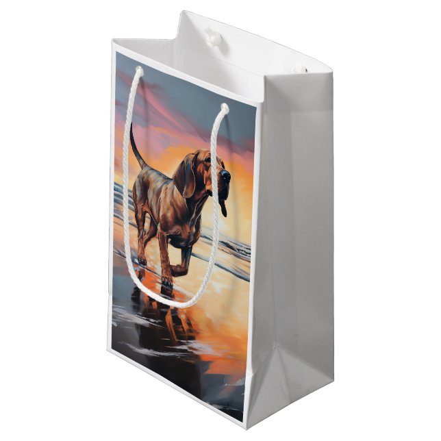 Sandy Paws Bloodhound Dog on Beach Sunset Kleine Geschenktüte (Vorderseite Schrägansicht)