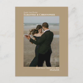 Sandy Tan Minimalistisch Wedding Foto Save the Dat Ankündigungspostkarte