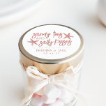 Sandy Toes, Salty Kisses Hochzeit in Urlaubsort Fe Runder Aufkleber<br><div class="desc">Dieses Stranddesign ist perfekt für Ihre Hochzeit in Urlaubsort geeignet und bietet "sandige Zehen und salzige Küsse" in Korallenschrift mit zwei Seestern. Personalisieren Sie mit Ihren Namen und Hochzeitsdatum unten.</div>