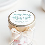 Sandy Toes, Salty Kisses Hochzeit in Urlaubsort Fe Runder Aufkleber<br><div class="desc">Dieses Stranddesign ist perfekt für Ihre Hochzeit in Urlaubsort geeignet und bietet "sandige Zehen und salzige Küsse" in tropisch türkisfarbenen Buchstaben mit zwei Seestern. Personalisieren Sie mit Ihren Namen und Hochzeitsdatum unten.</div>