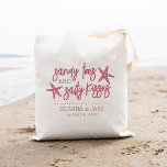 Sandy Toes & Salty Kisses Hochzeit in Urlaubsort Tragetasche<br><div class="desc">Dieses Strandsommer-Design ist ein perfekter Gaumen oder Begrüßungsbeutel für Ihre Hochzeit in Urlaubsort und bietet "sandige Zehen und salzige Küsse" in tropisch rosa Schrift mit zwei Seestern. Personalisieren Sie mit Ihren Namen und Hochzeitsdatum unten.</div>