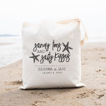Sandy Toes & Salty Kisses Hochzeit in Urlaubsort Tragetasche<br><div class="desc">Dieses Strandsommer-Design ist ein perfekter Gaumen oder Begrüßungsbeutel für Ihre Hochzeit in Urlaubsort und bietet "sandige Zehen und salzige Küsse" in Asche,  schwarz Buchstaben mit zwei Seestern. Personalisieren Sie mit Ihren Namen und Hochzeitsdatum unten.</div>