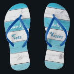 Sandy Tos Salty Kisses Flip Flops<br><div class="desc">Diese niedlichen Flip-Flops sind mit dem Sprichwort "Sandy Toes Salty Kisses" auf einem türkisfarbenen und weiß gestreiften Hintergrund versehen, was sie zu einem perfekten Hochzeitszubehör für Braut oder Gastgeschenk Hochzeit für die tropische, Strand-, Wassersport- oder Hochzeit in Urlaubsort macht. Scrollen Sie nach unten, um die Tankdecke zu sehen.</div>