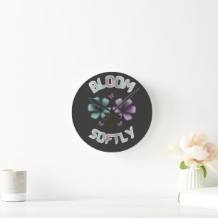 Sanft blühendes Frühlingsblumendesign Pastell Cott Runde Wanduhr