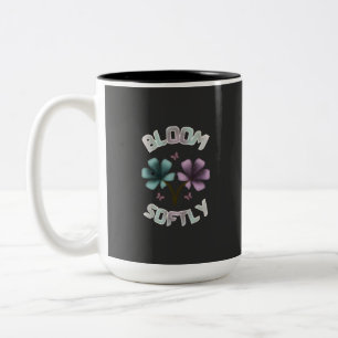 Sanft blühendes Frühlingsblumendesign Pastell Cott Zweifarbige Tasse