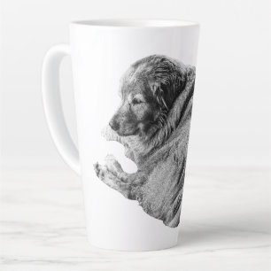 Sanft schattierter Hund bringt Ruhe in die Morgenr Milchtasse