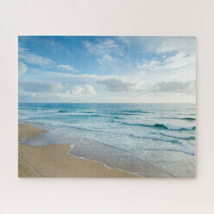 Sanfte blaue Wellen rollen auf dem Sandstrand, Fam