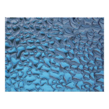 Sanfte Regentropfen aus blauem Glas